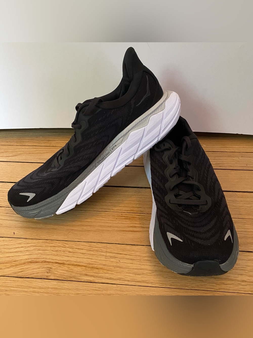 Hoka ONE ONE ARAHI 6 Men's 10.5 B Black White Stability Running Shoe Comfort